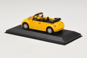 Volkswagen New Beetle Cabriolet Gul Minichamps 1:43 BEETLE002 Metall — bild 3 av 5