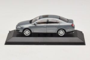 Volkswagen Passat B6 Grå Metallic Minichamps 1:43 PASSAT006 Metall