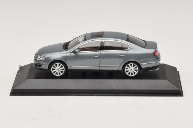Volkswagen Passat B6 Grå Metallic Minichamps 1:43 PASSAT006 Metall