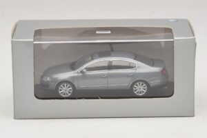 Volkswagen Passat B6 Grå Metallic Minichamps 1:43 PASSAT006 Metall — bild 5 av 5