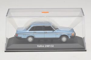 Volvo 240 GL Blue Metallic Maxichamps 1:43 940171400 Metall — bild 4 av 5