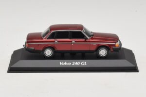 Volvo 240 GL Dark Red Metallic Maxichamps 1:43 940171401 Metall