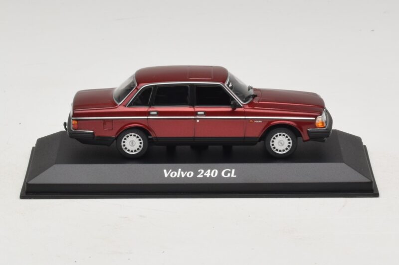 Volvo 240 GL Dark Red Metallic Maxichamps 1:43 940171401 Metall