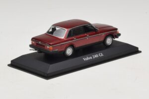 Volvo 240 GL Dark Red Metallic Maxichamps 1:43 940171401 Metall — bild 2 av 5