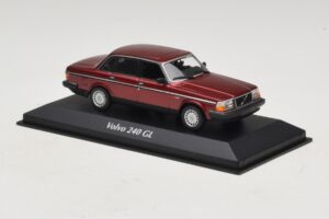 Volvo 240 GL Dark Red Metallic Maxichamps 1:43 940171401 Metall — bild 3 av 5