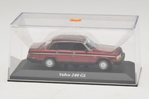 Volvo 240 GL Dark Red Metallic Maxichamps 1:43 940171401 Metall — bild 4 av 5