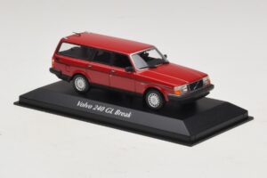 Volvo 240 GL Kombi Röd Maxichamps 1:43 940171410 Metall — bild 3 av 5